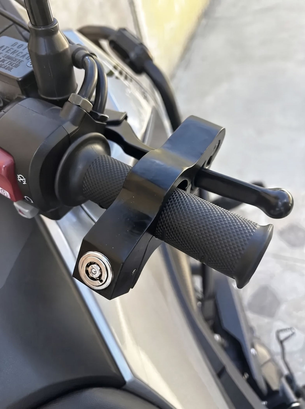Trava Antifurto Reforçada para Moto | Bloqueio de Manete, Freio e Acelerador